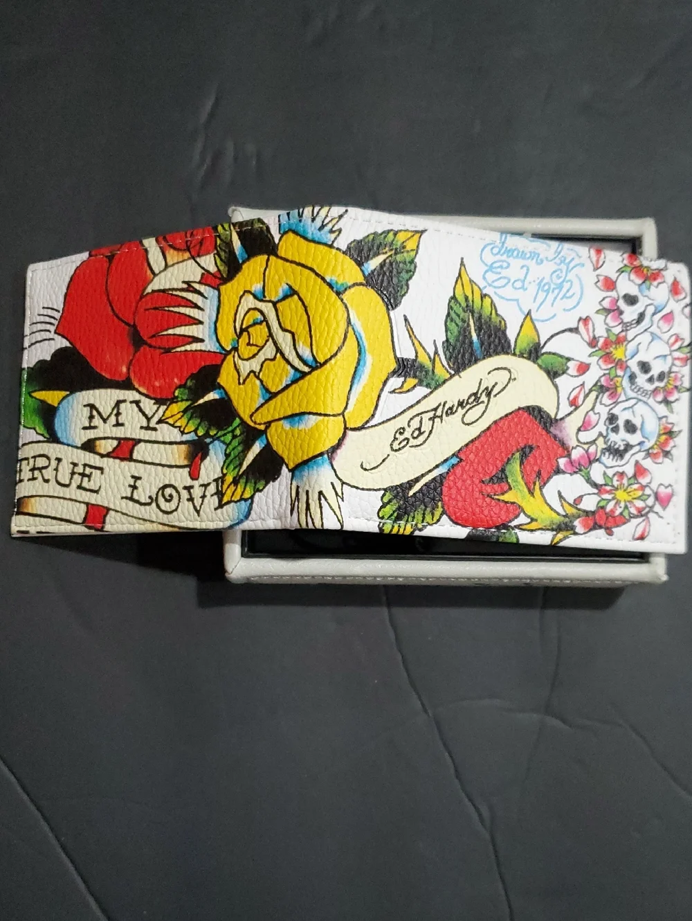 Ed Hardy white bifold wallet with Ed hardy‎ graphic pu covered padded valet tray
